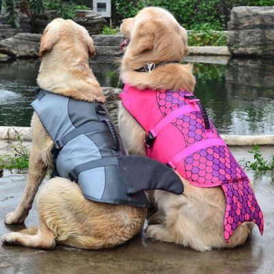 gilet-de-sauvetage-chien-sirene-rose-requin-gris